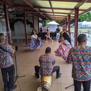 Turistas vindos da França são recebidos ao som do carimbó na Estação das Docas