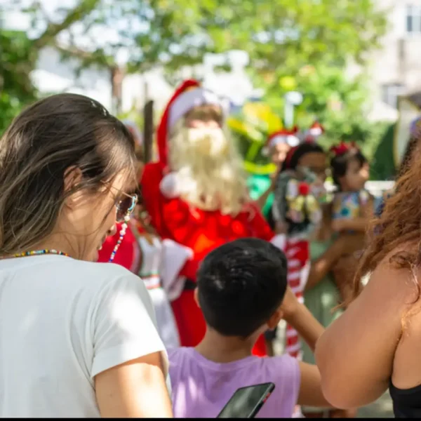 Uma manhã especial com aula de ritmos, chegada do Papai Noel e arrecadação para a campanha Liga do Bem celebra o espírito natalino junto à natureza