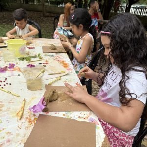 Mangal das Garças realiza oficina de argila para as crianças neste domingo, 12 de julho.